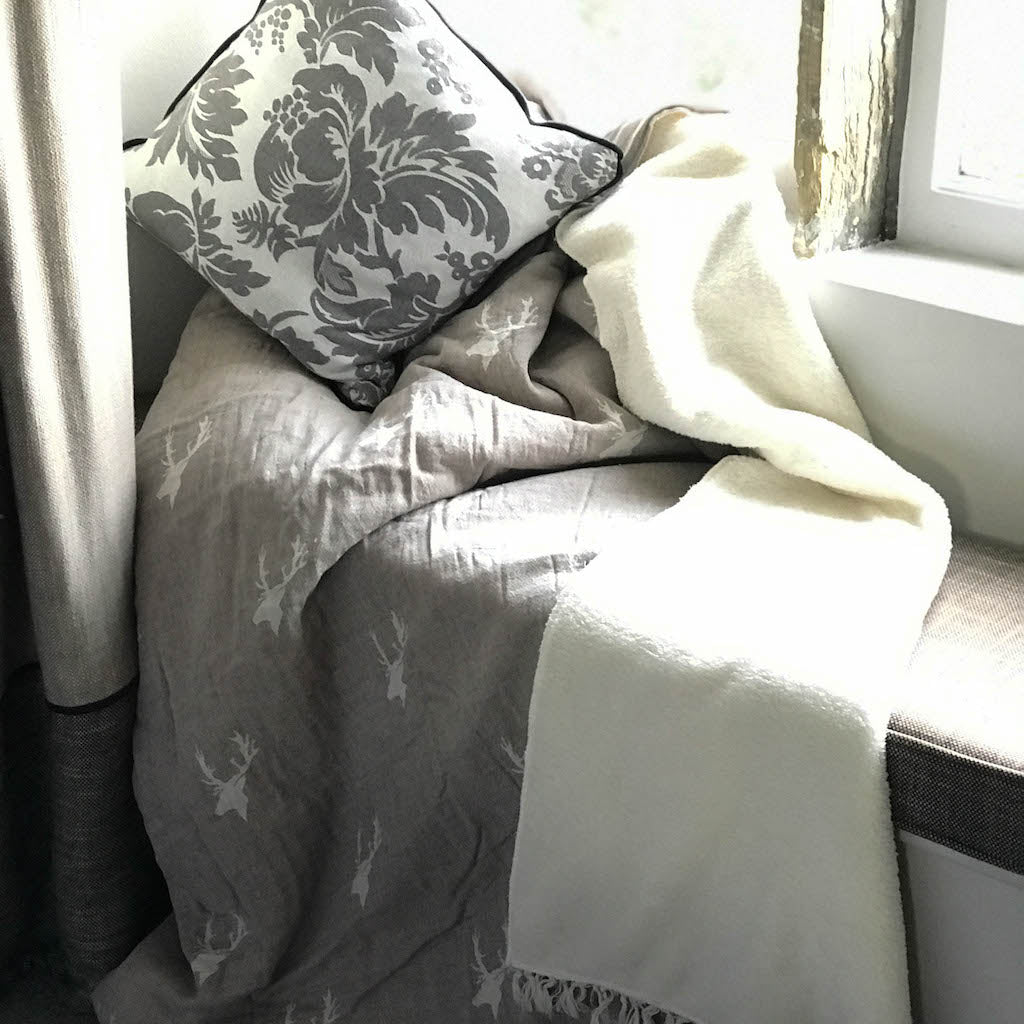 Stag Fleece Lined Throw Ailera